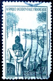 Selo postal da África Ocidental Francesa de 1947 Azwa Women at Niger River