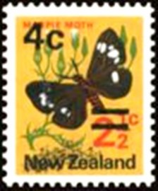 Selo postal da Nova Zelândia de 1973 Magpie Moth Surcharged