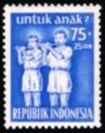 Selo postal da Indonésia de 1954 Ambonese boys playing flutes