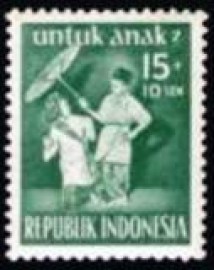 Selo postal da Indonésia de 1954 Menangkabu boy and girl performing Umbrella Dance