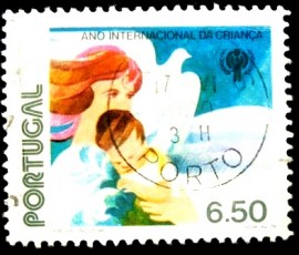 Selo postal de Portugal de 1979 Mother Infant Dove