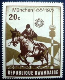 Selo postal da Ruanda de 1972 Equestrian