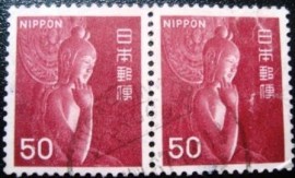 Par de selos postais do Japão de 1966 Miroku-wood statue 50