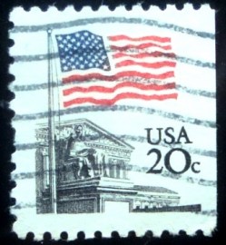 Selo postal dos Estados Unidos de 1981 Flag over Supreme Court by Dean Ellis