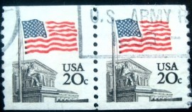 Par de selos postais dos E.Unidos de 1981 Flag over Supreme Court by Dean Ellis Cy