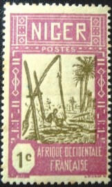 Selo postal do Niger de 1926 Drawing Water from Well