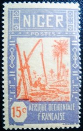 Selo postal do Niger de 1928 Drawing Water from Well