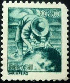 Selo postal do Brasil de 1976 Garimpeiro - 563 N