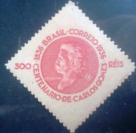 Selo postal do Brasil de 1936 Carlos Gomes carmim