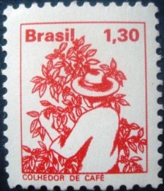 Selo postal do Brasil de 1977 Colhedor de Café M