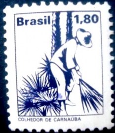 Selo postal do Brasil de 1979 Colhedor de Carnauba M