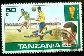 Selo postal da Tanzânia de 1978 Soccer scene and Joe Kadenge