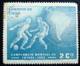 Selo postal do Chile de 1962 Football players and globe