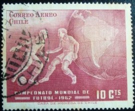 Selo postal do Chile de 1962 Football players and globe