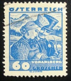 Selo postal da Áustria de 1934 Bride & groom from Körbersee