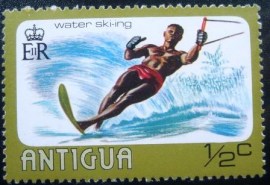 Selo postal de Antígua de 1976 Water skiing