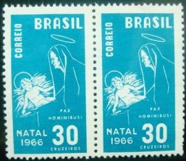 Par de selos postais do Brasil de 1966 Maria e Jesus C 561 N