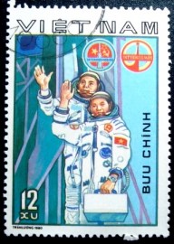 Selo postal do Vietnã de 1980 The Soyuz 37 crew on the gantry