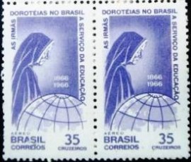 Par de selos postais do Brasil de 1966 Irmãs Dorotéias N