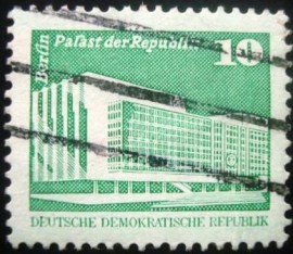 Selo postal da Alemanha Oriental de 1973 Neptune Fountain and Rathausstrasse small