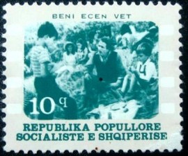 Selo postal da Albânia de 1977 Beni Walks by Himself