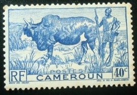 Selo postal de Camarões de 1946 Zebu