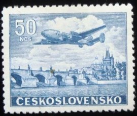 Selo postal da Tchecoslováquia de 1946 Plane over Charles Bridge