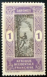 Selo postal de Daomé de 1913 Man climbing oil palm