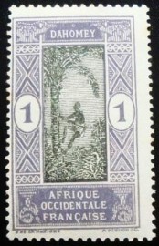 Selo postal de Dahomey de 1913 Man climbing oil palm