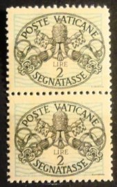 Par de selos postais do Vaticano de 1946 Brasão Papal 2
