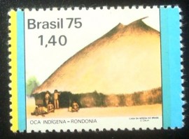 Selo postal do Brasil de 1975 Oca Indígena - N 0884 AE
