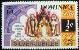 Selo postal da Dominica de 1977 Queen Enthroned