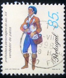 Selo postal de Portugal de 1998 Goose seller