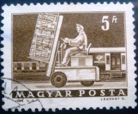 Selo postal da Hungria de 1964 Hydraulic lift truck & mail car.