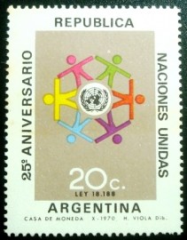 Selo postal da Argentina de 1970 Persons surrounding U.N.O. Emblem