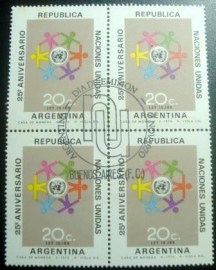 Quadra de selos postais da Argentina de 1970 Persons surrounding U.N.O. Emblem
