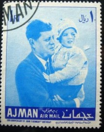Selo postal de Ajman de 1967 Kennedy with daughter Caroline
