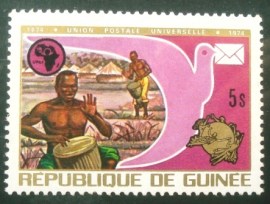 Selo postal da Rep. de Guinée de 1974 Drummers