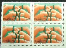 Quadra de selos postais do Brasil de 1976 Dedos M