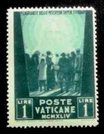 Selo postal do Vaticano de 1945 Crowd of people facing the Redeemer