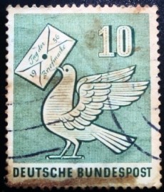 Selo postal da Alemanha de 1956 Pigeon with letter in beak