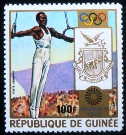 Selo postal do Guineé de 1972 Coat Of Arms With One Sport