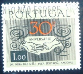 Selo postal de Portugal de 1968 Mother's and Child's Hands
