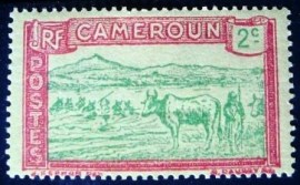 Selo postal de Camarões de 1925 Cattle Crossing a River 2