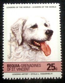 Selo postal de Bequia de 1985 Hungarian Kuvasz