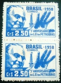 Par de selos do Brasil de 1958 Getúlio Vargas - C 425 N V