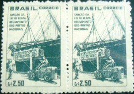 Par de selos postais do Brasil de 1959 Fundo Portuário