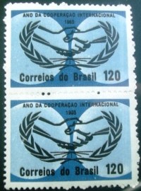 Par de selos postais do Brasil de 1965 Cooperação