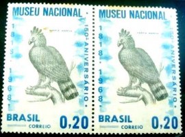 Par de selos postais do Brasil de 1968 Harpia