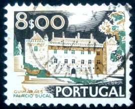 Selo postal de Portugal de 1975 Ducal Palace Guimarães